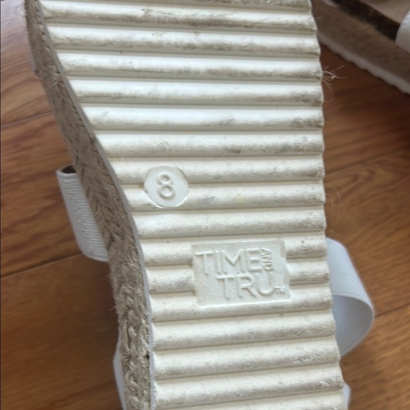 womenssize 8 White Sandals wedges summer GREAT CONDITION - Picture 4 of 9